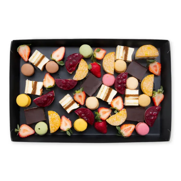 Eftirréttaplatti með makkarónum, red berries osta köku, Mango pannacotta, tíramísu og jarðaberjum.