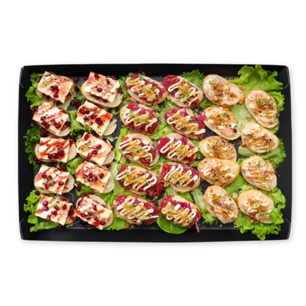 Bruschetta tríó - Fallegir og léttir smáréttir á ristuðu brauði. Vinsælt úrval sem hentar vel fyrir allar stundir. Inniheldur þrjár tegundir af ljúffengum bruschettum: með ferskum rækjum, brie osti og nautakjöti. Notalegt að deila og einfalt að njóta. Ofnæmisvaldar: Glúten, mjólk, krabbadýr, egg.