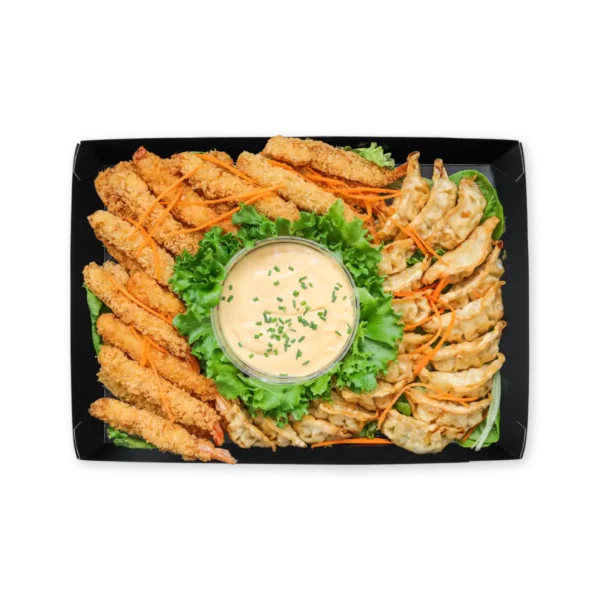 Rækjur og dumplings Tempura-rækjur og ljúffengir kjúklinga-dumplings bornir fram með sósu að eigin vali. Einfalt og bragðgott úrval sem þægilegt er að njóta saman. Ofnæmisvaldar: Glúten, krabbadýr, soja, egg.