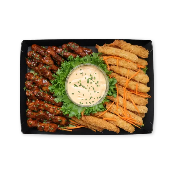 Spjót og rækjur Safarík BBQ-kjúklingaspjót og tempura rækjur. Borin fram með sósu að eigin vali. Notaleg samsetning sem er einfalt að taka lokið af og njóta. Ofnæmisvaldar: Glúten, krabbadýr, soja, egg.