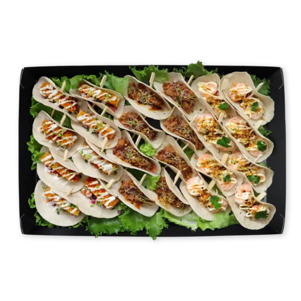 Taco gleði Mjúkar taco-kökur fylltar með bragðgóðu úrvali sem hentar fullkomlega sem smáréttir í veisluna. Þrjár ljúffengar tegundir: með kjúklingi, pulled pork og rækjum. Notalegur puttamatur til að deila og njóta. Ofnæmisvaldar: Glúten, krabbadýr, egg, mjólk.