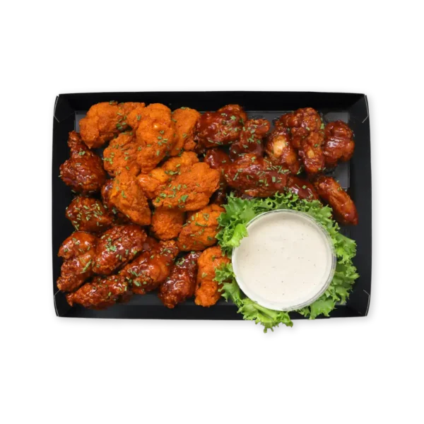 Vængja partý Kjúklingavængir í þremur bragðtegundum: buffalo-, BBQ- og korean-BBQ. Fullkomið fyrir þá sem elska vængi. Einfalt að taka lokið af og byrja að njóta. Ofnæmisvaldar: Glúten, mjólk, egg, soja.